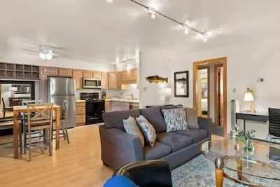 Image de 2 Spacious, Aspen Core Condo, Great location!