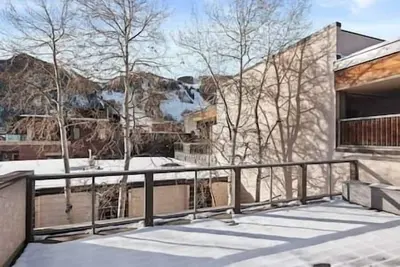 Image de Aspen Core Condo, Fireplace, Balcony and a Deck.