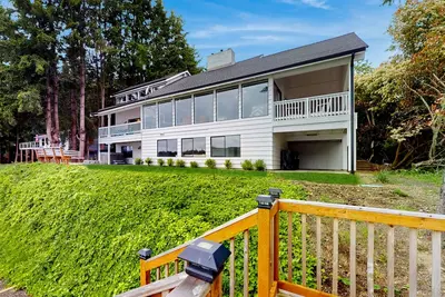 Image de Waterfront home with hot tub, deck pool table and firepit