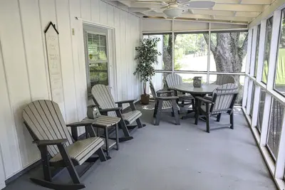 Image de Charming Mountain Farmhouse in Pigeon Forge. Just minutes away from downtown.