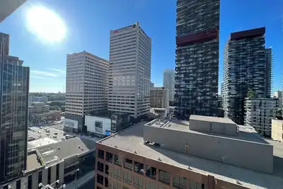 Image de 5 minutes to the Downtown Family-sized condo Restaurants and Bars. \n