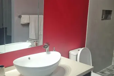 Image de A beautiful 2-bedroom apt. 20 mins from the main shopping & entertainment areas