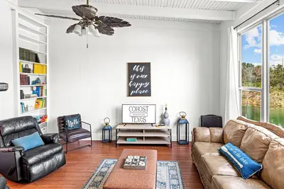 Image de Lakefront ~ Weekday & Spring Deals! Fishing ~ Private Dock ~ Dogs Ok