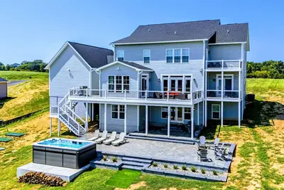 Image de New 8br Lakefront Lake Anna, Dock, & Swim Spa