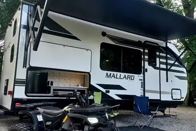 Image de Cozy Rv in our land with community private beach, fire pit, bring your boat.