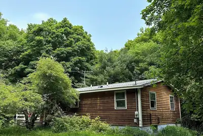 Image de Hudson Valley private 70's-style cabin on five acres, five minutes to town!