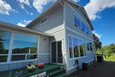 Image de Large waterfront home. Close to Hood Canal bridge and several tourist towns!