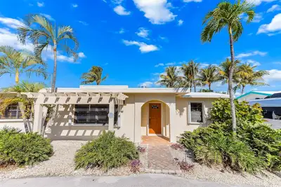 Image de Custom canal-front home with private pool, palapa hut, & outdoor kitchen