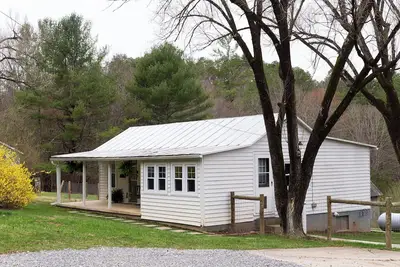 Image de Cottage, Axe Throwing, Fire Pit, Creek, Close to At and Tc, close to Vt.