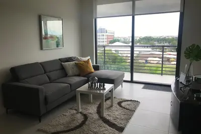 Image de Modern building, centrally-located condo, 2 bedrooms/2 bathrooms, parking space.