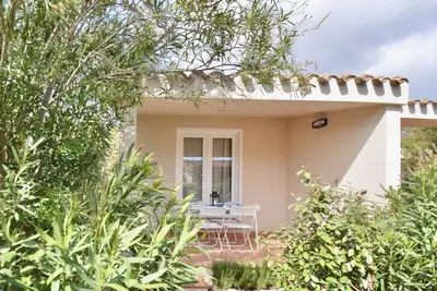 Image de Two-room villa of approximately 40 m2 consisting of a double bedroom with double sofa bed and equipped kitchenette with oven, bathroom with shower, loggia equipped for outdoor dining. Sat Tv, wi fi line and air conditioning