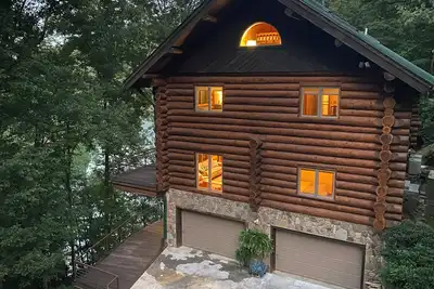 Image de The Cabin on Fontana Lake\nLake Front Paradise in the Smokies