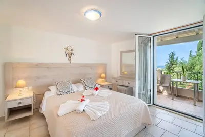 Image de Studio 'Premier Family 4' avec piscine partagée, Wi-Fi et climatisation