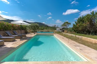 Image de Villa 'Mas Ancien Dans Les Vignes' avec vue sur les montagnes, piscine privée et Wi-Fi