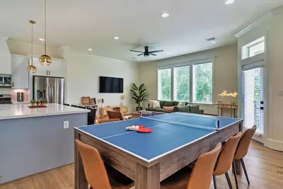 Image de Elevated Views - Heart of Htx - Large 4bd - 4 story - Downtown Skyline Views