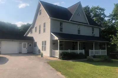 Image de Historic farmhouse w/ modern updates, close to Pictured Rocks and activities.