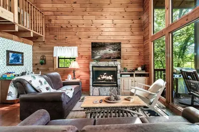 Image de Secluded Cabin With a View. Close to Attractions. Hot tub. Open concept, movies