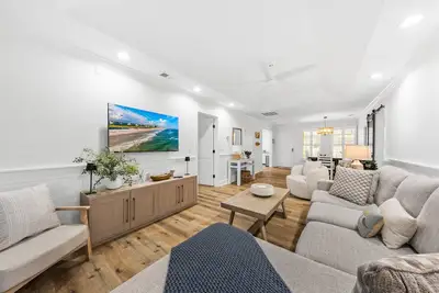 Image de 3 Br/2ba Cottage w/ Screen Porch! Dog Friendly! Amenity Access included