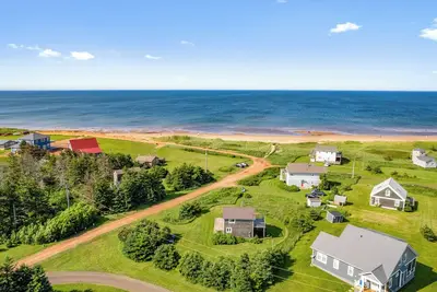 Image de Cedar Shanty, cozy cottage steps from Thunder Cove