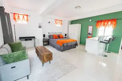 Image de Hilltop View: Convenient & Peaceful Studio Haven