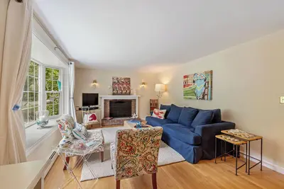 Image de Cheerful Coral Cottage