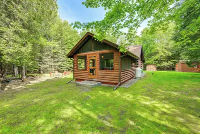 Image de ‘Cardinal Pines’ Cabin on 8 Acres - Dog Friendly!