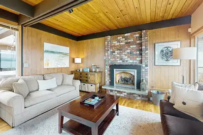 Image de Waterfront family home with sandy beach and sunset views