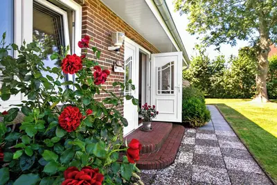 Image de Appartement 'Ferienwohnung - Rote Koje Oben' avec terrasse privée, jardin partagé et Wi-Fi