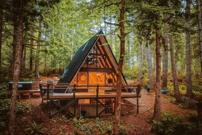 Image de Cozy A-Frame Cabin, Private Hot tub and Hood Canal view. Pet-Friendly!