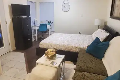 Image de Cozy little all private  one bedroom and den that accommodates 4 people