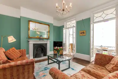 Image de Seafront Regency Townhouse - Uniterrupted Balcony Sea Views