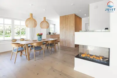 Image de Stylishly furnished vacation home with terrace on the mudflats.