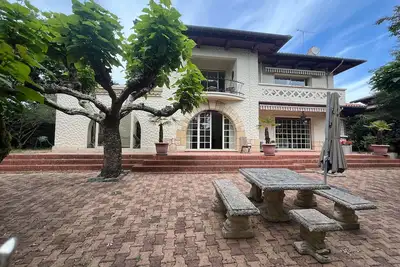 Image de Villa avec Piscine Intérieure, 5 Chambres, Proche Plage et Commerces à Arcachon