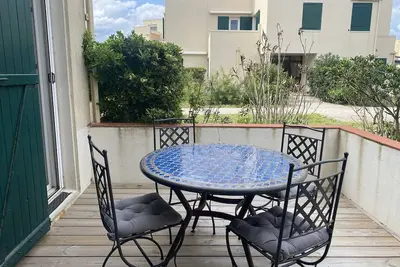 Image de Appartement rénové en bord de mer avec terrasse, accès direct à la plage, parking privé, Wifi