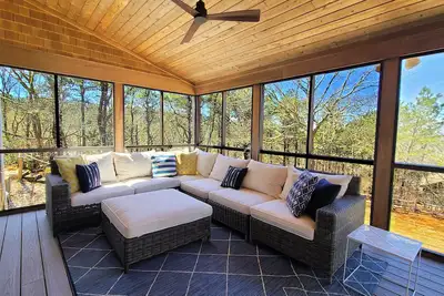 Image de Roomy 3bd+ --A/C, Screen Porch, Outdoor Shower, Fire Pit, Ping Pong--Plenty of Space to Spread Out