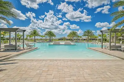 Image de New Luxury Pool Home with Lake View - Amazing Amenities!