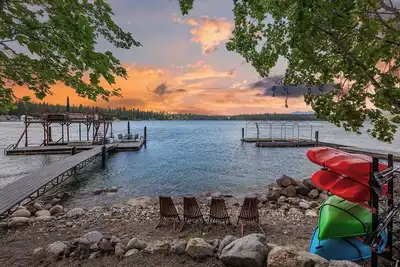 Image de New! Waterfront| Kayaks| Beach| Elevated Deck for Lake Days and Summer Nights