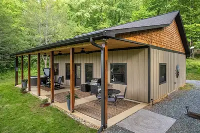 Image de Hot Tub - Electric Fireplace - Open Covered  Porch
