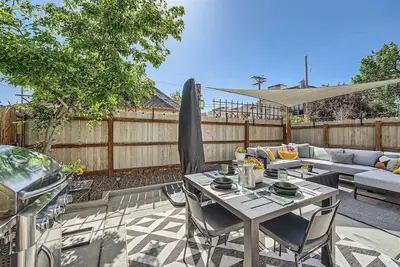 2 Bed Sunny Retreat, Home Office, Backyard 30 Day