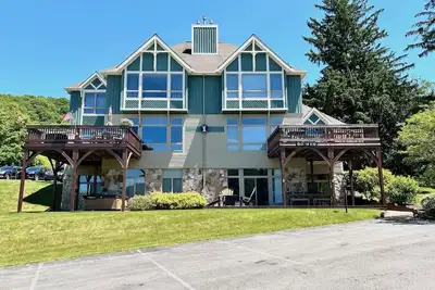 Image de Center Stage | Serene Lake Views, Fireplace, Hot Tub + Great Location!