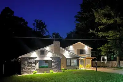 Image de Harbert renovated house Private heated pool spa large deck grill fire pit
