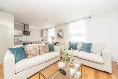 Image de Stunning Spacious En-Suite Flat - 6 min to Trains -Pass The Keys