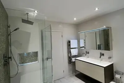 Image de This luxurious home features an outdoor gym, hot tub, Bbq area and cinema room. \n