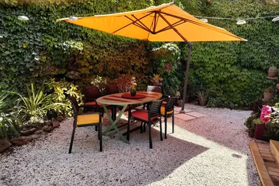 Image de appartement coloré, grande terrasse 2/4 pers