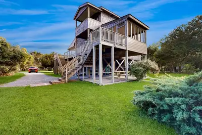 Image de Serenity by the Lake-Spacious decks, peaceful retreat, and beachside bliss await