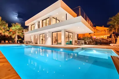 Image de Villa sur la plage, immense piscine privée et jardin