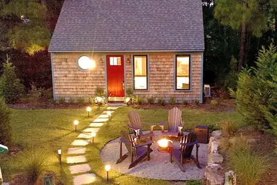 Image de New Coastal Cottage! Cozy~ King Bed~ Fire Pit ~Outdoor Shower- 2 Miles to Beach