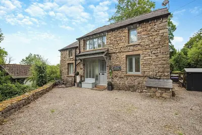 Image de A stunning luxurious detached Lakeland cottage located within walking distance of the village pub.