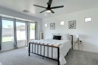 Image de This spacious home is for everyone with multiple bedrooms and modern amenities.