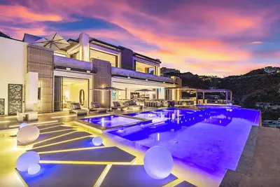 Image de Luxury Vip Mansion Bartender, Chef, Maid included